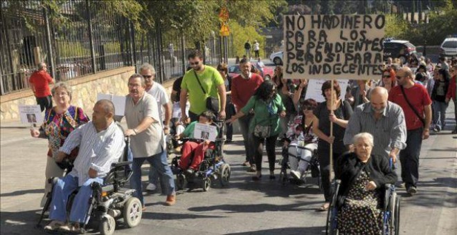 Un grupo de dependientes se manifiestan.- EFE