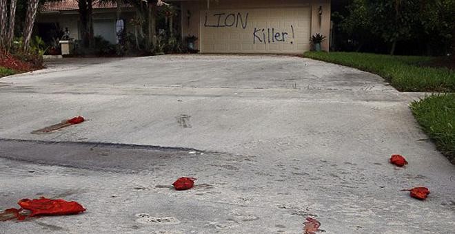 Las manitas de cerdo en la entrada del garaje de Palmer./ AP