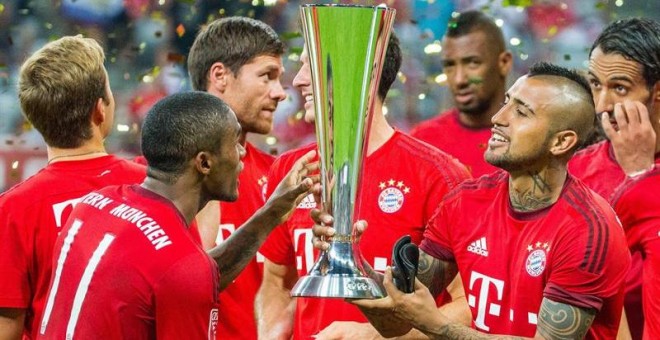 Los jugadores del Bayern Múnich Douglas Costa (2i), Xabi Alonso (C), Arturo Vidal (2d) y demás, celebran la victoria ante el Real Madrid hoy, miércoles 5 de agosto de 2015, en la final de la Copa Audi que se disputó en Múnich, Alemania. EFE