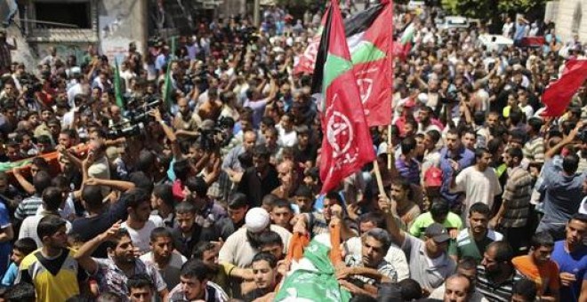 Miles de personas asistieron al funeral de tres comandantes de Hamás muertos en un ataque israelí durante la jornada por los bombardeos de Israel en la localidad gazací de Rafá el pasado agosto de 2014./ EUROPA PRESS