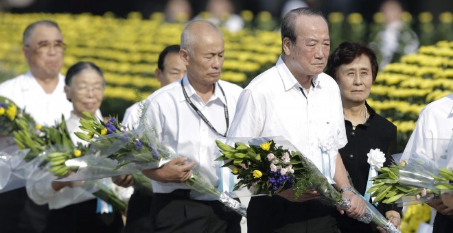 Supervivientes y familiares de las víctimas de la bomba atómica asisten a una ceremonia celebrada con motivo del 70 aniversario del lanzamiento de la bomba atómica sobre Hiroshima.- EFE.