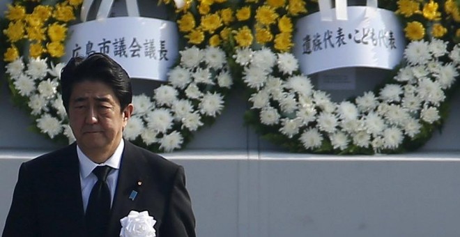 Primer Ministro de Japón, Shinzo Abe, durante la ceremonia del 70 aniversario del ataque atómico.- REUTERS.