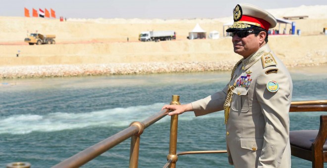 El presidente de Egipto, Abdel Fatah al Sisi, inaugurando este jueves en la ciudad de Ismailiya el nuevo canal de Suez / REUTERS