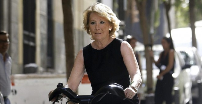 La portavoz del PP en el Ayuntamiento de Madrid, Esperanza Aguirre, a su llegada hoy en bicicleta a un inmueble de la calle Divino Pastor, desalojado por la policía el pasado miércoles, donde ha atendido a los medios. Este edificio estaba ocupado de forma
