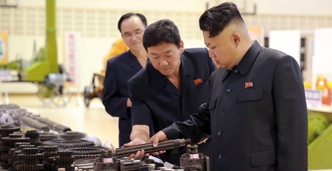 El líder norcoreano Kim Jong Un visita una fábrica de maquinaria agrícola. REUTERS/KCNA