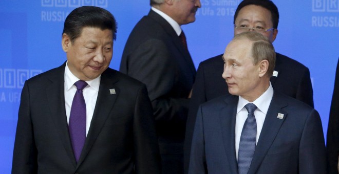 El presidente ruso Vladimir Putin junto al presidente de China Xi Jinping.  REUTERS/Sergei Karpukhin