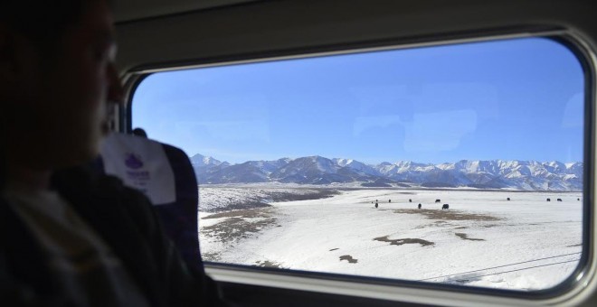 Un pasajero viaja desde Lanzhou hasta la región china de Xinjiang. AFP