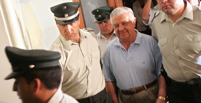 Fotografía de archivo, del 28 de enero de 2004, del exgeneral del ejército chileno Manuel Contreras durante un traslado desde el Palacio de Tribunales hacia el Centro de Detención Cordillera. en Santiago (Chile). EFE/Alejandro Araos