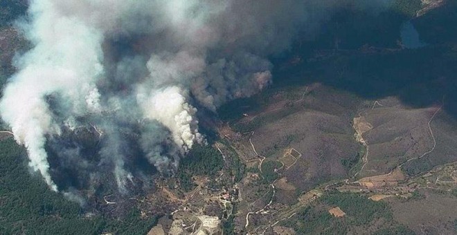 Fotografía aérea faciliatada por el Ministerio de Agricultura, Alimentación y Medio Ambiente del incendio forestal declarado en la localidad de Acebo (Cáceres) y que ha quemado ya más de 5.000 hectáreas en Sierra de Gata cacereña, una zona de alto valor p