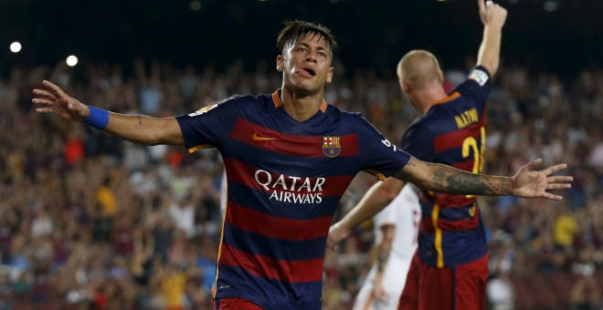 Neymar celebra un gol contra la Roma, en el Trofeo Joan Gamper, en el  Camp Nou. REUTERS/Albert Gea