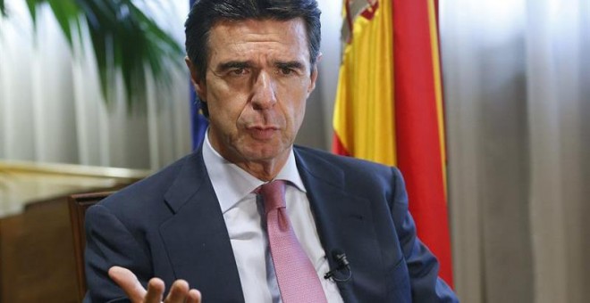 El ministro de Industria, Energía y Turismo, José Manuel Soria, durante la entrevista concedida a Efe en la que ha subrayado la necesidad de 'seguir aumentando el peso de la industria' en España, hasta más allá del 20 % del PIB marcado como objetivo por l