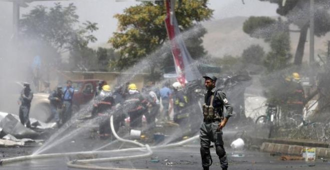 Un policía en el lugar donde se produjo la explosión. REUTERS