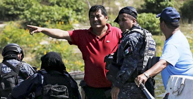 Miguel Ángel Jiménez, en una imagen de octubre del año pasado mientras ayudaba a las fuerzas de seguridad a encontrar los cuerpos de los estudiantes desaparecidos. REUTERS