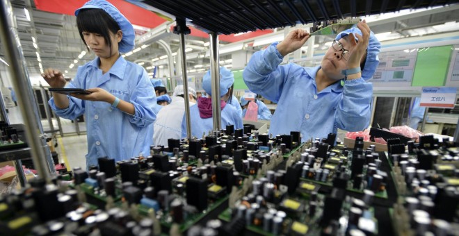 Trabajadores de una empresa electrónica (FiberHome Technologies Group), en Wuhan, en la provincia china de Hubei. REUTERS/China Daily