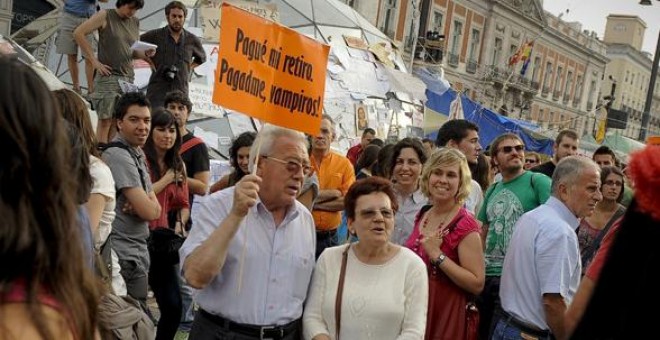 Una pareja de pensionistas, en una manifestación contra los recortes de Rajoy, en la madrileña Puerta del Sol. AFP