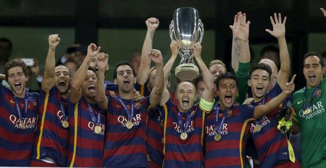 Los jugadores del FC Barcelona tras recibir el trofeo que les acredita campeones de la Supercopa de Europa, al derrotar por 5-4 al Sevilla, en el encuentro que han disputado esta noche en el estadio Boris Paichadze Dinamo Arena, en Tiflis (Georgia). EFE/K