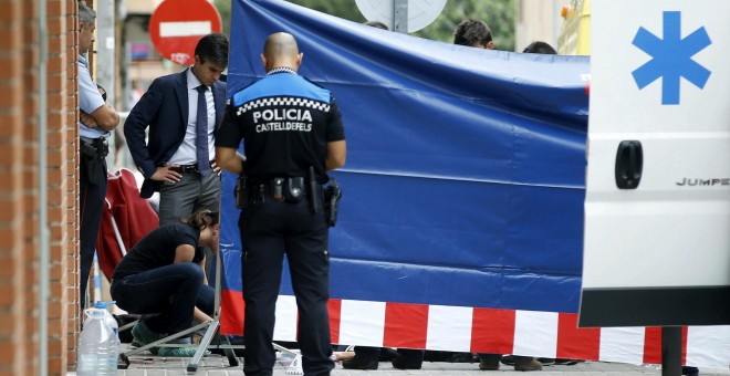 Agentes de Policía en el lugar de los hechos, en la calle Pietat, del barrio de Vista Alegre de la localidad. EFE