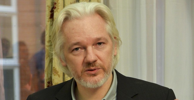 El fundador de WikiLeaks Julian Assange durante una rueda de prensa en la embajda de Ecuador en Londres, donde se encuentra refugiado. REUTERS/John Stillwell