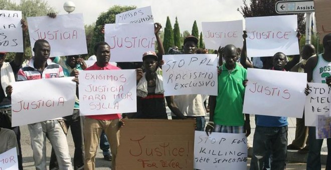 Unos doscientos senegaleses se manifestaron por las calles de Salou (Tarragona) para protestar por la muerte de uno de sus compatriotas- EFE