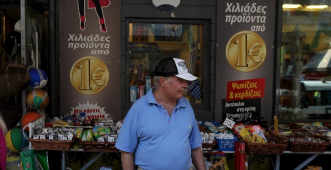 Un turista frente a una tienda de todo a un euro en Atenas. REUTERS/Yiannis Kourtoglou