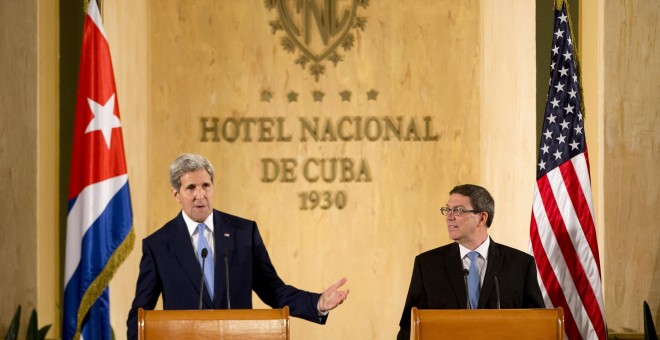 El ministro cubano de Relaciones Exteriores, Bruno Rodríguez y el Secretario de Estado de Estados Unidos, John Kerry.- REUTERS