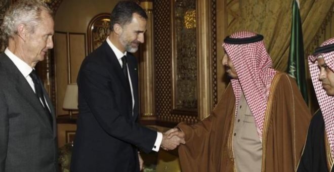 El rey Felipe, junto al ministro de Defensa, Pedro Morenés, saludan al nuevo rey saudí, Salmán bin Abdulaziz. - EFE