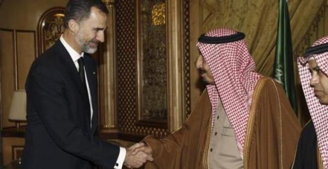 El rey Felipe, junto al ministro de Defensa, Pedro Morenés, saludan al nuevo rey saudí, Salmán bin Abdulaziz. - EFE