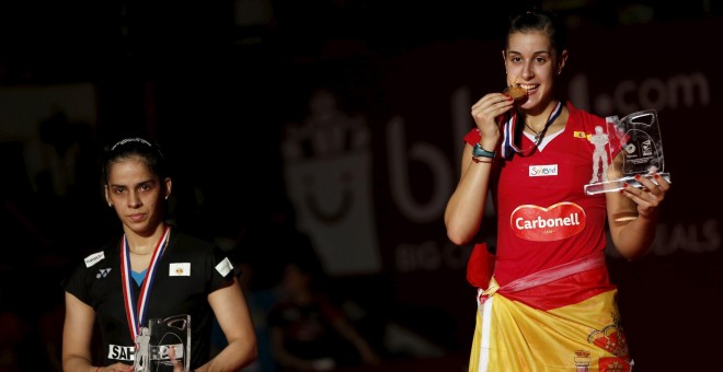 Carolina Marín al recoger la medalla de oro. - REUTERS