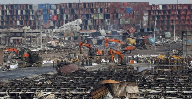 Los equipos de rescate chinos en la zona afectada por la explosión en el puerto de la ciudad industrial de Tianjin. REUTERS/Kim Kyung-Hoon