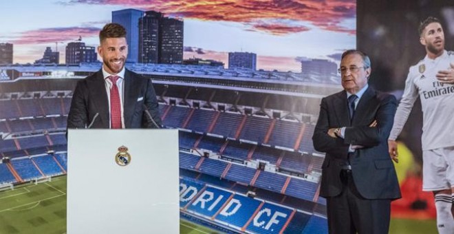 Sergio Ramos, capitán del Real Madrid, acompañado de Florentino Pérez, presidente del club, durante el acto de renovación de su contrato hasta 2020 celebrado en el estadio Santiago Bernabéu. EFE/Emilio Naranjo