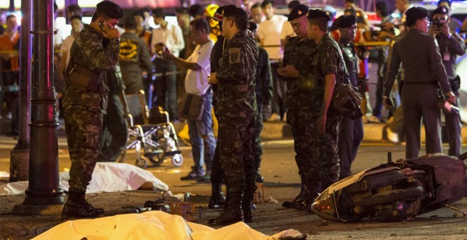 Los cuerpos de algunas de las víctimas, cubiertas con una lona blanca tras la explosión qe ha tenido lugar en el centro de Bangkok. REUTERS