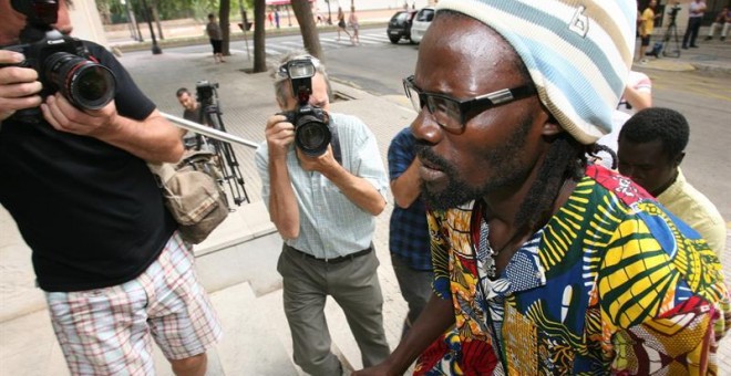 El senegalés Babakar, compañero de piso del fallecido Mor Sylla, a su llegada al juzgado de instrucción número 4 de Tarragona. EFE/Jaume Sellat