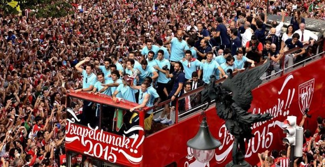 Los jugadores del Athletic Club de Bilbao durante la recepción en la Diputación de Vizcaya con motivo de la Supercopa de España conquistada por el equipo rojiblanco ayer en el Camp Nou frente al FC Barcelona.- EFE