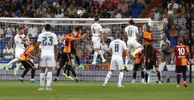 El defensa del Real Madrid Nacho Fernández (c) cabecea a puerta entre los defensas del Galatasaray para conseguir el primer gol merengue. EFE/Kiko Huesca
