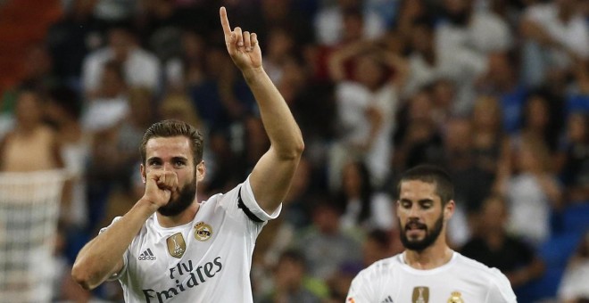 El defensa del Real Madrid Nacho Fernández (i) celebra su gol, primero del equipo. EFE/Kiko Huesca