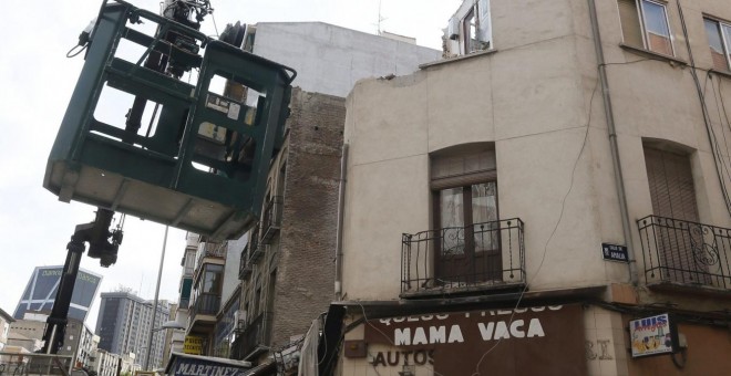 Una grúa junto al edificio semiderruido situado en la confluencia de las calles Bravo Murillo y Amalia, en el distrito de Tetuán de Madrid. EFE/Fernando Alvarado