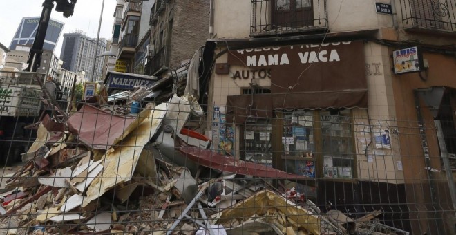 Una grúa junto al edificio semiderruido situado en la confluencia de las calles Bravo Murillo y Amalia, en el distrito de Tetuán de Madrid. EFE/Fernando Alvarado