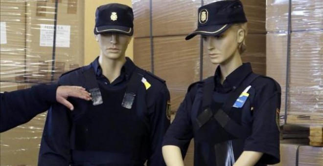 Dos maniquís con los chalecos antibala que lleva la Policía.