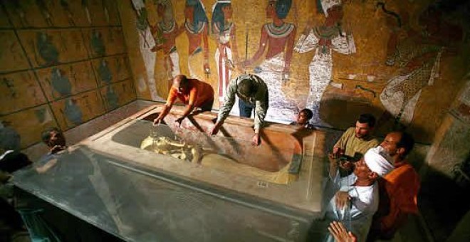 La momia del rey más famoso de Egipto, cubierta con una sábana de lino, para evitar cualquier daño sobre los restos. REUTERS