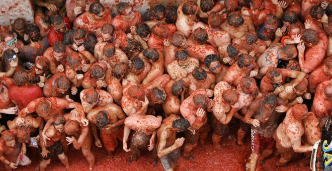 Participantes en la Tomatina en 2014. REUTERS / Albert Gea