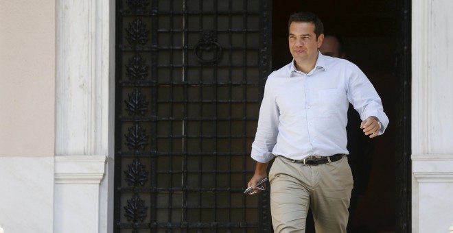 El primer ministro de Grecia, Alexis Tripras, a la salida de la reunión con su Gabinete.- REUTERS