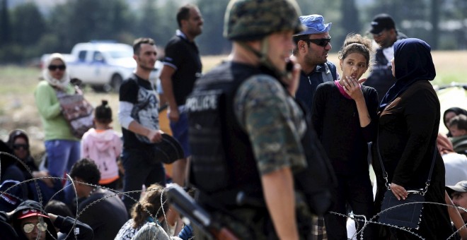 Según la agencia de noticias griega AMNA, los agentes intentaron dispersar a unos 2.000 inmigrantes, en su mayoría refugiados, que estaban bloqueados en Eidomeni, el paso fronterizo del sur de la Antigua República Yugoslavia de Macedonia./ REUTERS