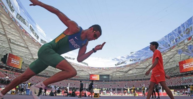 El vallista brasileño Hugo de Sousa, durante un entrenamiento en el estadio del Nido del Pájaro, donde tendrá lugar el Campeonato del Mundo de Atletismo. EFE/Lavandeira jr