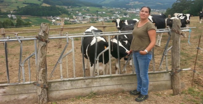 La gallega Isabel Villalba con sus vacas en su explotación de Galicia. ARCHIVO