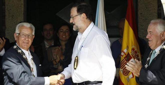 El presidente del Gobierno, Mariano Rajoy (c), durante el acto en la localidad lucense de Portomarín, donde ha sido nombrado hoy Caballero de la Real Orden Serenísima de la Alquitara. EFE/Eliseo Trigo
