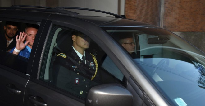 Spencer Stone, quien ayudó a atrapar al atacante del tren, sale del hospital.- EFE.