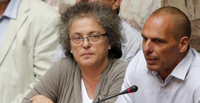 El exministro de Finanzas griego, Yanis Varoufakis, sentado entre los diputados de Syriza, en una intervención en el Parlamento heleno. REUTERS/Christian Hartmann