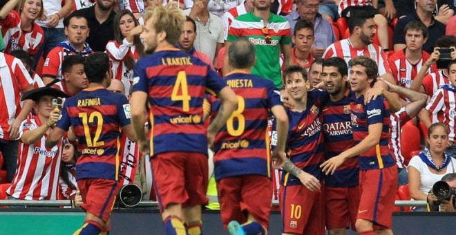 Luis Suárez celebra el gol con sus compañeros.EFE