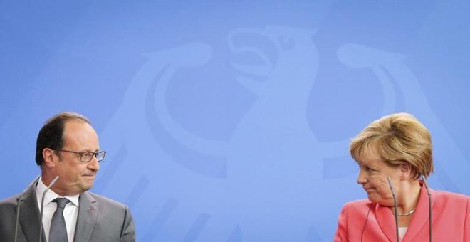 Angela Merkel (dcha) y François Hollande (izda), en una rueda de prensa en la Cancillería en Berlín (Alemania) hoy, 24 de agosto de 2015. EFE/Kay Nietfeld