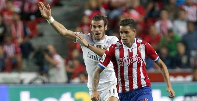 Bale y Sanabria, durante el partido entre el Sporting y el Real Madrid de este domingo. EFE/J.L Cereijido